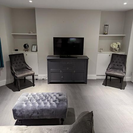 Basement Apartment In Central באת' מראה חיצוני תמונה
