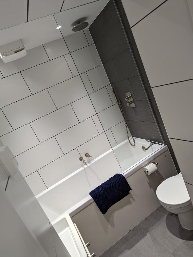 Basement Apartment In Central באת' מראה חיצוני תמונה