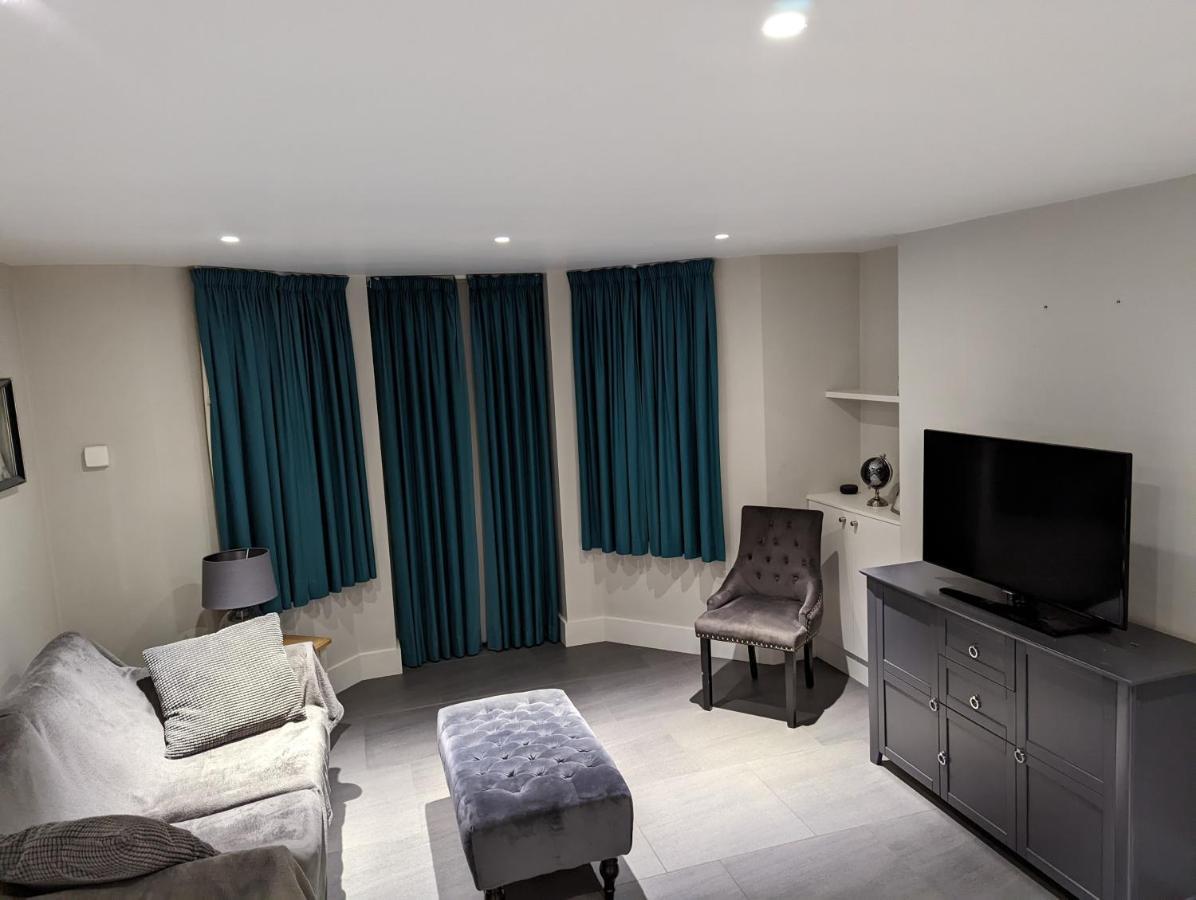 Basement Apartment In Central באת' מראה חיצוני תמונה