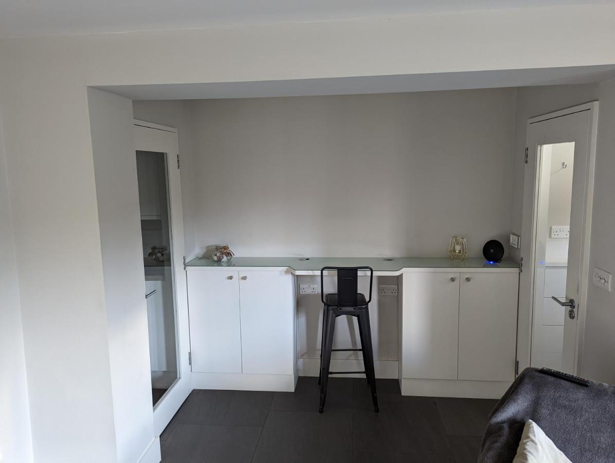 Basement Apartment In Central באת' מראה חיצוני תמונה