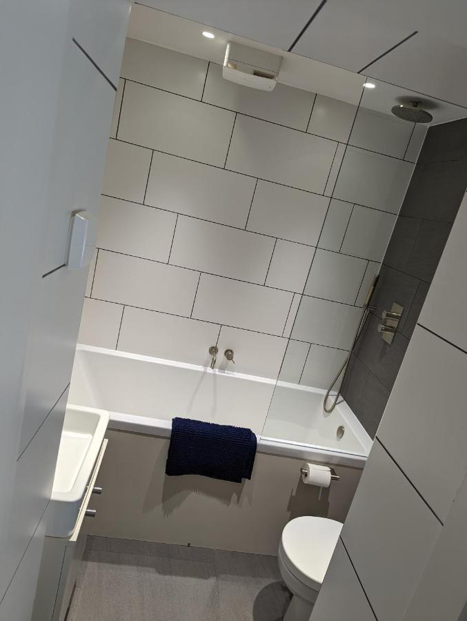 Basement Apartment In Central באת' מראה חיצוני תמונה
