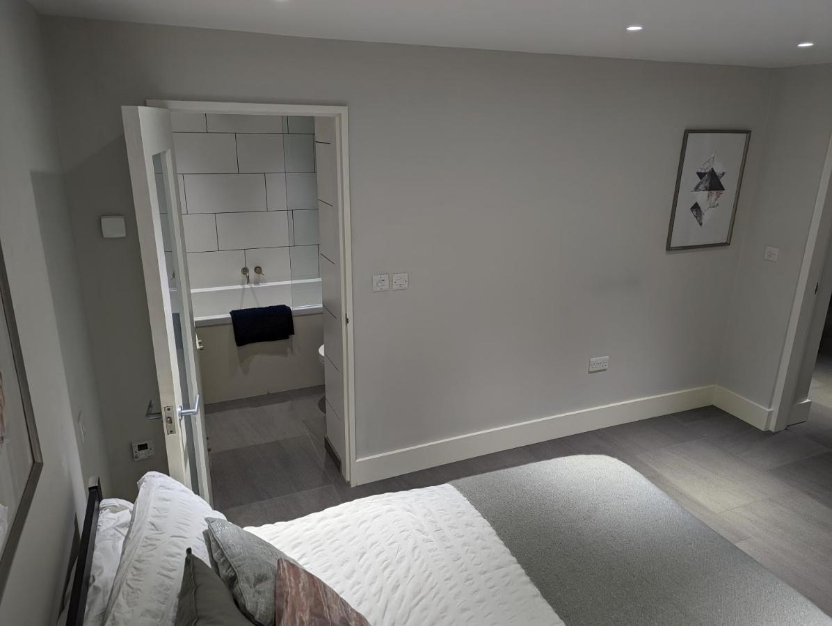 Basement Apartment In Central באת' מראה חיצוני תמונה